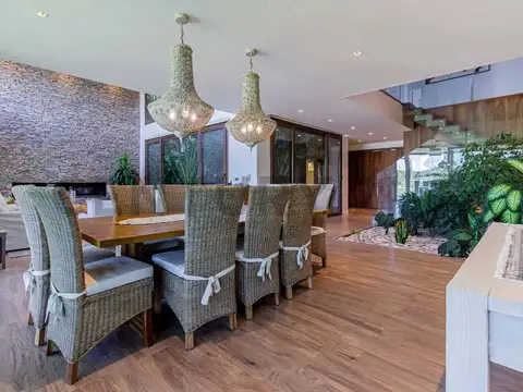 Casa 8 ambientes con 7 baños