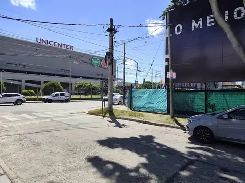 Local en esquina frente a Unicenter