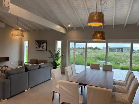 Casa 5 ambientes con 3 baños