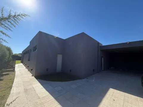 Casa 8 ambientes con 2 baños