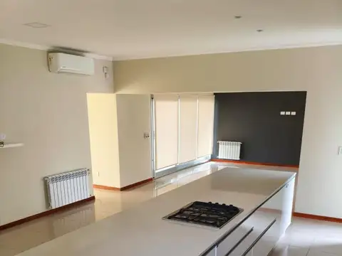 Casa en Alquiler con 2 cocheras