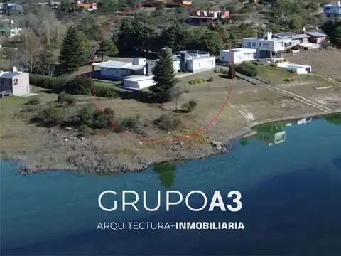 REF.522. CASA EN VENTA. CON INMEJORABLE UBICACIÓN, con 21 mts con costa del LAGO LOS MOLINOS!
