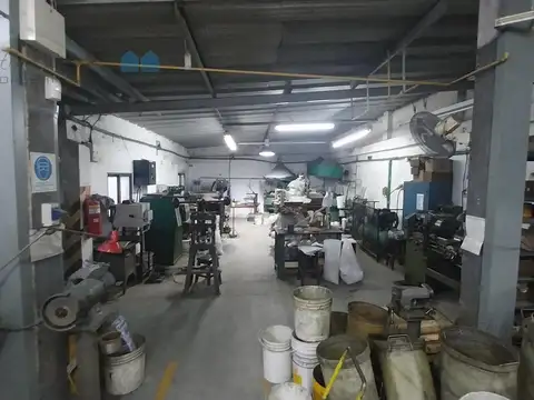 Venta de Galpón con local, oficinas, entradas para vehículos, frente de 20 metros en San Justo