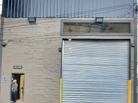 Galpón 350 m² cub en alquiler en Tablada