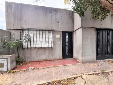 Casa en alquiler, de 3 dormitorios con patio en La Plata.
