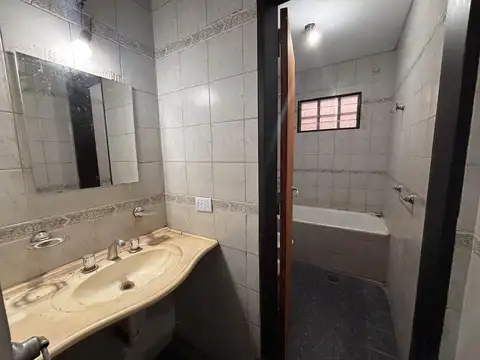 Casa en alquiler, de 3 dormitorios con patio en La Plata.