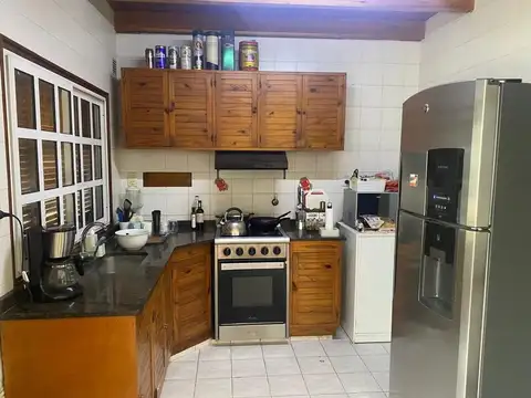 Casa 10 ambientes con 2 baños
