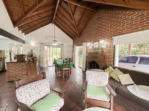 Casa 4 ambientes con 2 baños