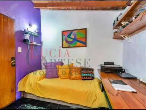 Casa en Parque Leloir. Lote de 900m2. 4 dormitorios. Posee un depto independiente en 2º planta.