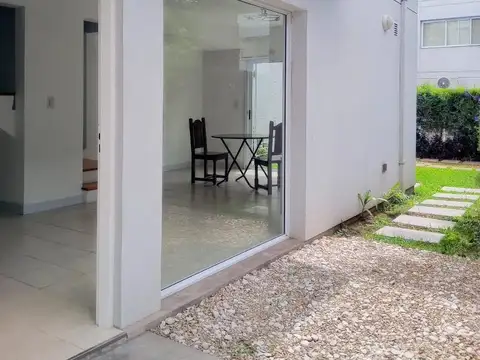 Casa en Alquiler con 1 cochera