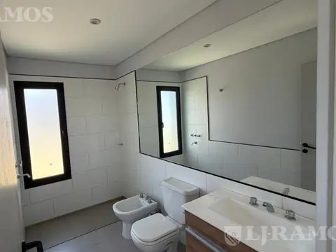 Casa en Alquiler con 1 cochera