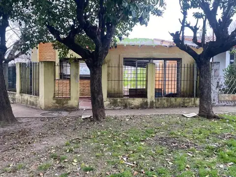 LOTE ESQUINA CON MEJORAS - VILLA CLUB - HURLINGHAM