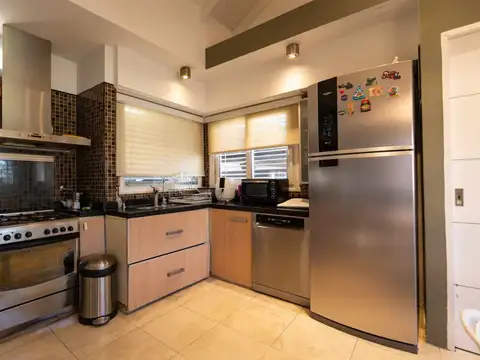 Casa en Venta con 3 cocheras