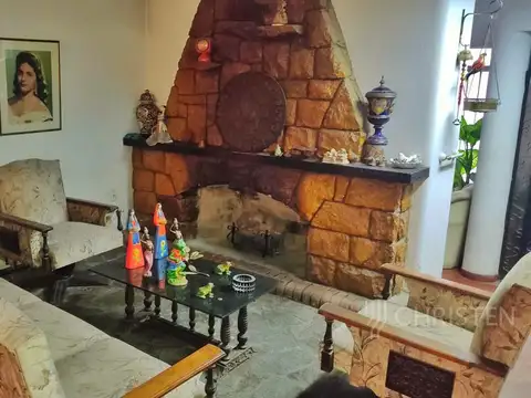 Casa 6 ambientes con 2 baños