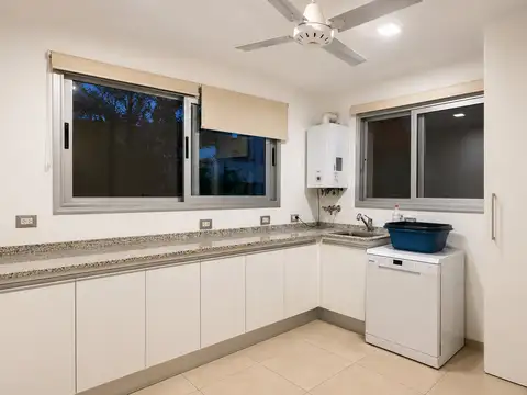 Casa 9 ambientes con 2 baños