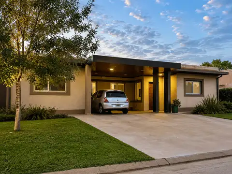 Casa en venta de 3 dormitorios, oficina y pileta en Barrio San Sebastián