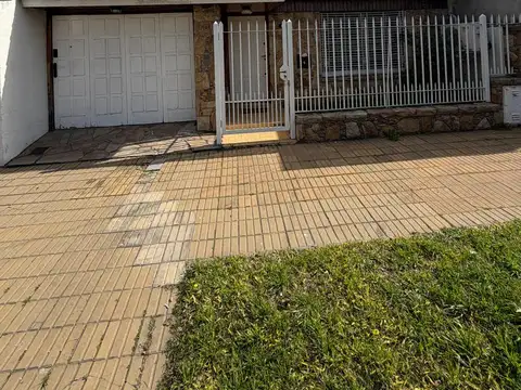 CASA 2 DORMITORIOS EN ALQUILER - EXCELENTE ZONA