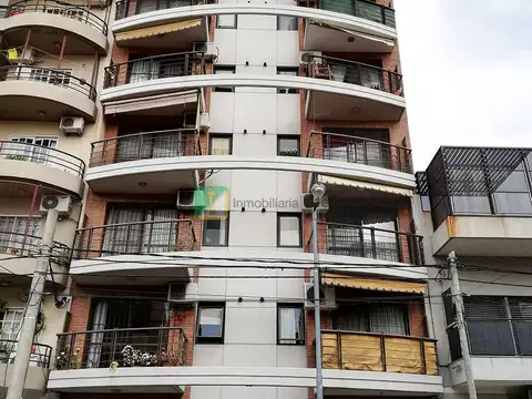 Departamento 4 ambientes con cochera doble a la venta en Villa Ballester centro.
