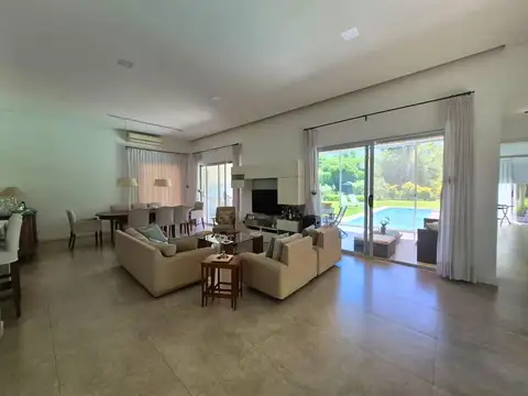 Casa en Venta con 3 cocheras