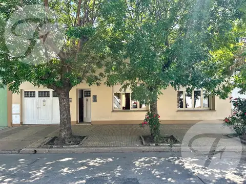Casa con gran lote en ubicación céntrica - Chivilcoy