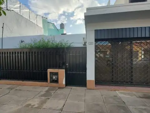 VENTA CASA 3 AMBIENTES MAS LOCAL AL FRENTE - HAEDO  