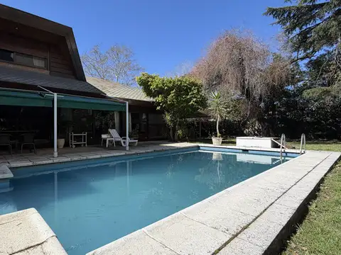 CASA 7 AMBIENTES, JARDIN, QUINCHO Y PILETA