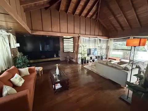 Casa en Alquiler con 2 cocheras