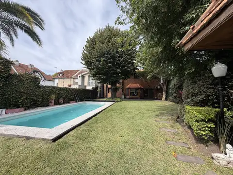 Casa 5 ambientes en venta en Quilmes con quincho y pileta
