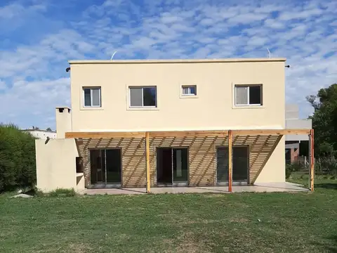 Santa Guadalupe, Pilar del Este 100