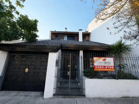Venta de Casa 6 ambientes Con Cochera, Piscina, Quincho y Playroom en Parque Chacabuco