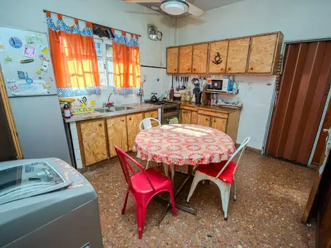 Casa 4 ambientes con 2 baños