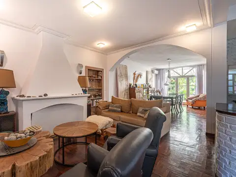 VENTA Casa de 320 m2 con jardín, pileta y quincho a metros de Panamericana y Unicenter