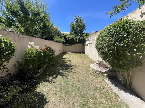 CASA EN VENTA (TRIPLEX) - SAN ISIDRO - 3 DORMITORIOS (SUITE) - JARDIN Y COCHERA