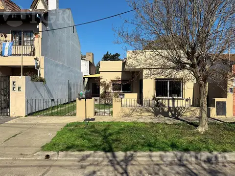 Venta Casa 3 ambientes con Patio y Cochera, en Martin Coronado