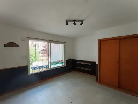 Casa en Microcentro de 3 ambientes amplios, 2° dormitorio u oficina, jardín propio. Sin expensas.