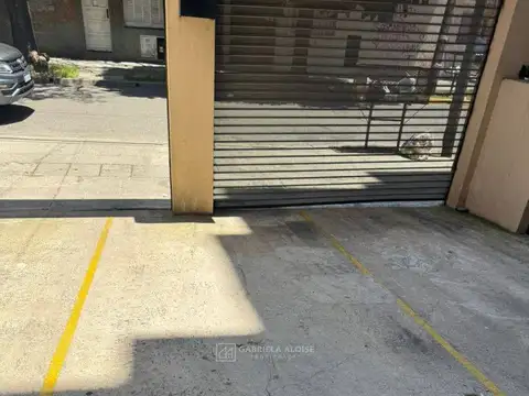 Venta de cochera amplia Cubierta. En Caseros Lado Norte.