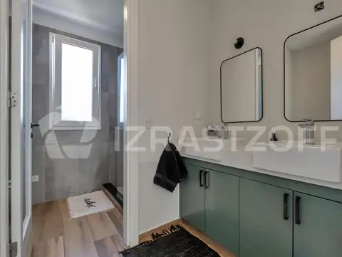 Casa en venta en Albanueva, 4 dormitorios, impecable, en esquina