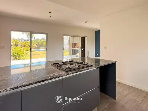 Casa en Alquiler con 2 cocheras