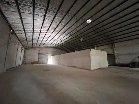 VENTA DE GALPÓN DE 800 m² CON LOCAL COMERCIAL