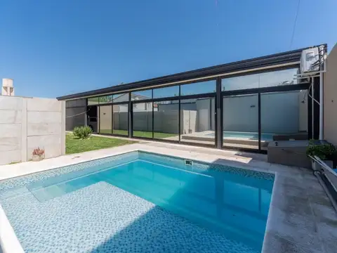 Casa en Venta con 3 cocheras