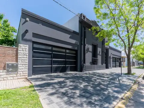 VENTA CASA C/PILETA, QUINCHO Y 3 COCHERAS -FRANCK