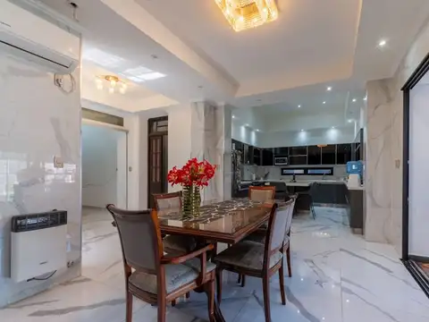 Casa 8 ambientes con 2 baños
