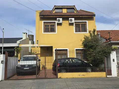 AMPLIA CASA DE 6 AMBIENTES CON JARDIN EN VENTA. OLIVOS