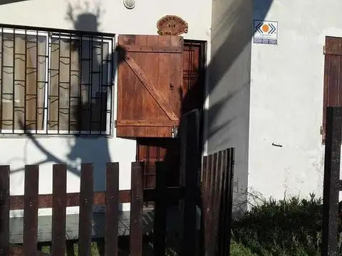 Casa en venta - 4 Dormitorios 1 Baño - Cochera - 200Mts2 - Las Toninas