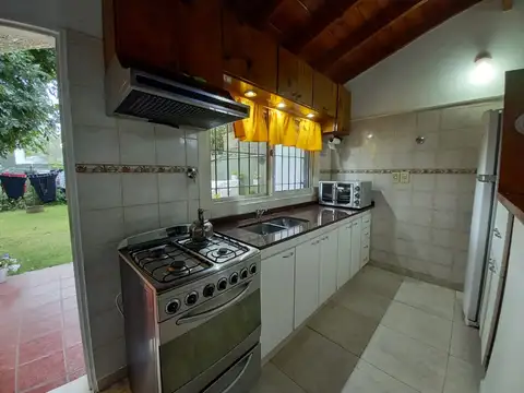Casa 4 ambientes con 2 baños