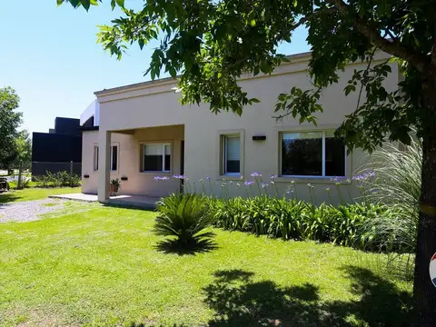 Casa 5 ambientes con 2 baños