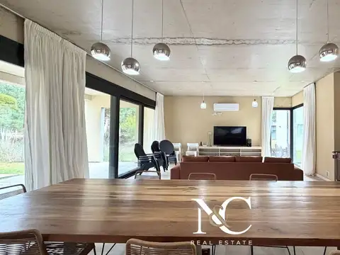 Casa 4 ambientes con 2 baños