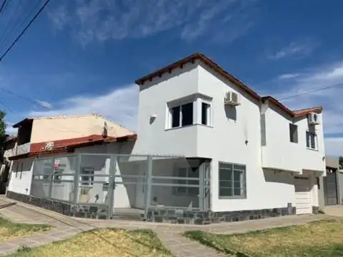 Venta de casa 3 dormitorios, muy luminosa.