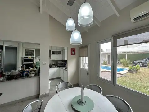 Casa en Venta de 3 dormitorios. Parque con pileta, galería y cochera. Barrio Dálmine, Centro Campana