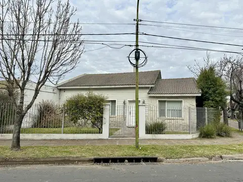 Casa en Venta de 3 dormitorios. Parque con pileta, galería y cochera. Barrio Dálmine, Centro Campana